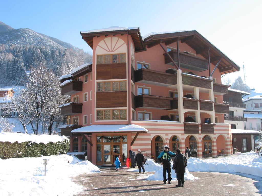 Family Hotel Adriana Bezzecca Eksteriør bilde